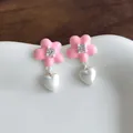 Boucles d'oreilles fleur rose en émail avec pendentifs cœur et pierres de zircone - Rose