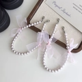 Dettaglio di catene per scarpe con perle viola chiaro, fiocchi in organza rosa e ganci - Un paio / Perla da 8mm / Rosa