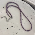 Macro-opname van een donkerpaarse glasparelketting met zilveren karabijnsluiting en ketting - 3mm Ronde Kraal Ketting (26300A)