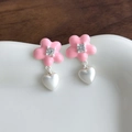 Dettaglio degli orecchini a fiore rosa smaltato con perle a cuore e accenti di zircone - Rosa