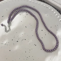 Detailopname van donkerpaarse glasparelketting met zilveren sluiting op dienblad - 4mm Ronde Kraal Ketting (26300B)