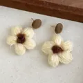 Pendientes de flores de felpa de invierno vintage con pétalos blancos y núcleo café - Marrón & Blanco Roto
