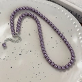 Detail van lavendelpaarse glazen parelketting met zilveren sluiting op keramische schaal - 6mm Ronde Kraal Ketting (26300C)