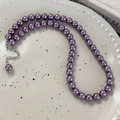Detailopname van donkerpaarse parelketting met zilveren verlenging op keramiek - 8mm Ronde Kraal Ketting (26300D)