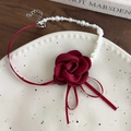 Dettaglio della collana a fiore di camelia rossa con perle finte bianche e nastro di seta rossa - Fiore Rosso (26410)