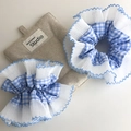Elastici per capelli a scacchi blu con pizzo e sacchetto grigio su sfondo bianco - Stile a Quadri Blu
