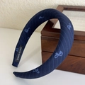 Dettaglio del cerchietto blu a righe con fiocco ed etichetta fatta a mano su legno - Blu Reale