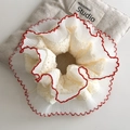 Detailansicht eines Vintage-Spitzenhaargummis mit roter Bogenausstanzung-Stickerei - Rote Spitze