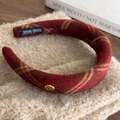 Detailaufnahme des roten Karo-Haarreifs mit Hand-Made-Etikett und Herzschnalle - Dunkles Karo (26430B)