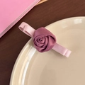 Detailansicht einer staubrosa Stoffrose-Haarklammer aus Satin im süßen koreanischen Stil - 25143A Schleife Entenschnabel-Clip