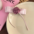 Detailaufnahme einer rosa Stoffrose und Schleifen-Haarspange auf einer Keramikschale - 25143B Band Schleife Entenschnabel-Clip