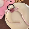 Detailansicht der rosa Seidenrose und des langen Bandes auf dem elastischen Haargummi - 25143C Schleife Band Haargummi