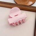 Gros plan d'une pince à cheveux en acétate rose clair avec des dents décalées doubles - Rose Sakura