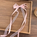 Détail de pince à cheveux avec rubans en dentelle rose et satin à pois délicats - Nœud Rose