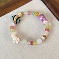 Detalle de cuentas de cerámica con forma de pez y piedras en pulsera hecha a mano - Estilo Pez Tropical (25200B)