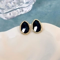 Dettaglio di orecchini vintage con bordo dorato e pietre nere geometriche - Orecchini Vintage Ovali Irregolari Nero Oro (12# 13979)
