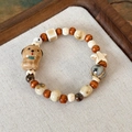 Detalle de pulsera de cuentas con colgante de perro de cerámica y cuentas de madera - Estilo Cachorro Marrón (25200D)