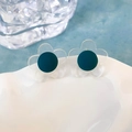 Dettaglio degli orecchini a fiore traslucido su un piatto di ceramica bianca - Fiore A Cinque Petali In Acrilico Teal Scuro Trasparente (14# 13974)