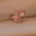 Dettaglio macro di anello regolabile in oro rosa con gemme rosa e motivi a farfalla - Stile Fiore Stella Luna Oro Rosa (25294A)