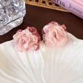 Primer plano de pendientes de flores de tela rosa en una bandeja de concha blanca elegante - Estilo Flor de Bloques de Color (23534A)