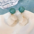 Dettaglio di orecchini con perle in marmo blu e petali traslucidi con ganci dorati - Pendente A Disco Tondo Bianco Sfera In Marmo Verde (35# 14244)