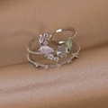 Dettaglio macro di un anello a doppio strato regolabile con pietre preziose su seta - Stile Luna Zirconia Doppio Strato Argento (25295B)