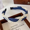 Detailaufnahme des geflochtenen Jeans- und Organza-Haarreifs in einer Geschenkbox - Dunkelblau