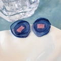 Dettaglio orecchini a fiore in organza blu con delicato tessuto e centro rosa cipria - Fiore Di Petalo In Organza Opaco Blu Profondo (37# 14255)