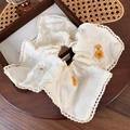 Detail van madeliefjesborduursel op linnen stof met delicate kanten randen - Vierkante Strik Scrunchie