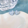 Dettaglio di orecchini a cuore blu con pois bianchi e piccole perle su un vassoio bianco - Orecchini A Cuore Decorati Con Perle Blu A Pois (38# 20780)