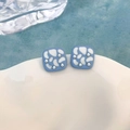Dettaglio di orecchini a lobo quadrati azzurri con perline argento su bordo ceramico - Orecchini Quadrati Perla Argento Patch Irregolare Blu Cielo (39# 20781)
