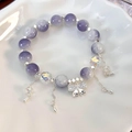Macro di un bracciale di perle con farfalla floreale, nappe d'argento e perline viola - Farfalla Viola (25367B)