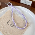 Détail d'un collier double épaisseur en perles violettes et blanches avec fermoir argent - Perle Violette