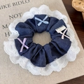 Détail d'un chouchou en jean avec bordure en dentelle et trois nœuds en soie colorés - Bleu Foncé (25492B Style Foncé)