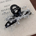 Dettaglio di un fiocco in filo d'argento con perline su un grande fermaglio nero lucido - Molla Shark Stile Argento (25491E) / Nero