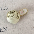 Dettaglio di un fermaglio per capelli con rosa 3D in raso dorato ed elegante intarsio floreale - Fiore Verde