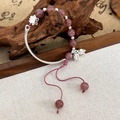 Détail du bracelet fleur de muguet en argent avec perles de quartz fraise et cordon réglable - Gland demi-cercle quartz fraise
