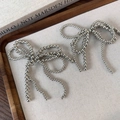Détails de bijoux de chaussures nœuds perlés argentés avec texture frange fluide - Quatre nœuds en perles argentées (25580B)