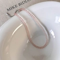 Nahaufnahme einer rosa Glasperlenkette mit silberner Verlängerungskette an einer Schale - 4mm Halskette (25600A)