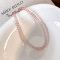 Nahaufnahme der rosa Glasperlenkette mit Silberkette in weißer Keramikschale - 6mm Halskette (25600B)