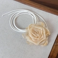 Detailweergave van de crème stoffen roos choker met handgemaakte bloemblaadjes en koord - Abrikoos