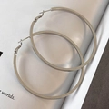 Makroaufnahme großer polierter silberner Creolen auf minimalistischem Magazin-Hintergrund - Großer Ring (25615B) / Durchmesser 5.8cm