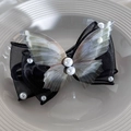Vue détaillée d'une pince à cheveux papillon 3D avec mesh noir et perles blanches - Noir (25608D)
