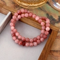 Pulsera de doble capa de cuentas de cuarzo fresa rosa en bandeja de madera - Estilo Principal