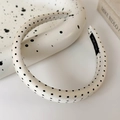 Detailansicht des gepolsterten weißen Polka-Dot-Haarreifens aus Satin auf einem Tablett - Weißes Punktmuster (25673A)