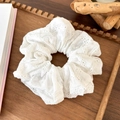Dettaglio dell'elastico in pizzo di cotone bianco con ricamo floreale su vassoio di legno - Diametro Grande 15cm (25700B)