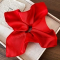 Primer plano detallado de coletero de satén rojo con brillo sedoso en caja de regalo - Goma de Pelo Cuadrada 25cm / Rojo