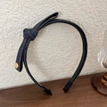 Cerchietto in denim blu con fiocco laterale, cuciture gialle e dettaglio bottone d'oro - Stile Fiocco (25721B) / Blu scuro