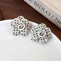 Détail de boucles d'oreilles fleurs 3D vintage à pois noirs sur pétales crème - Boucles d'Oreilles Clous Fleur à Pois (25737A)