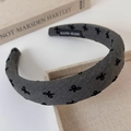 Detailansicht eines grauen Stoff-Haarreifens mit schwarzem Schleifenmuster und Handarbeits-Label - 3CM Breit / Grauer Stil (25726A)